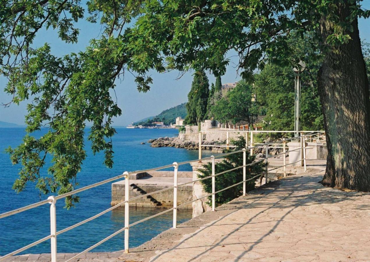 Apartments Lovro Ловран Экстерьер фото